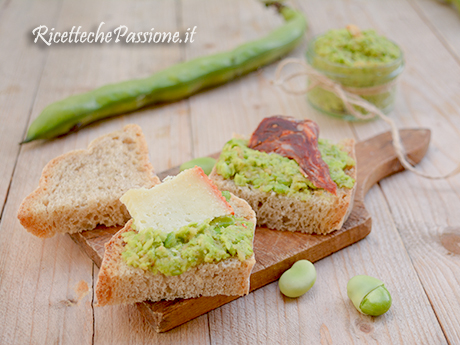 Bruschette al pesto di Fave